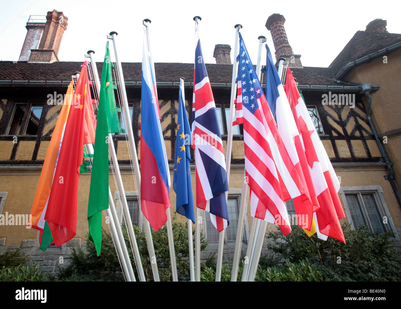 Internationale Flaggen vor dem Schlosshotel Cecilienhof . Foto Stock