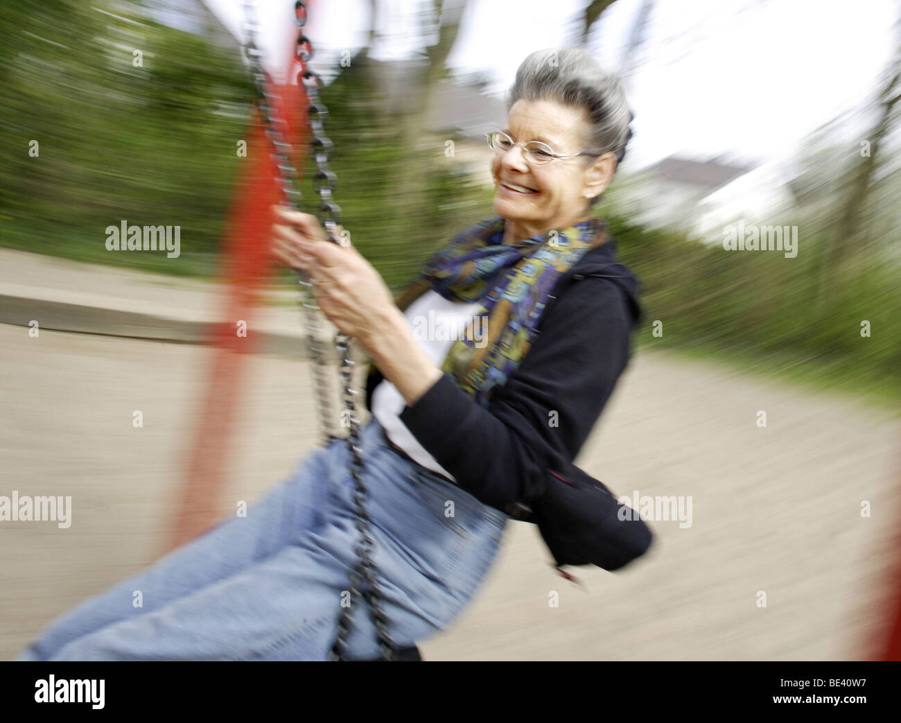 Seniorin auf der Schaukel Foto Stock