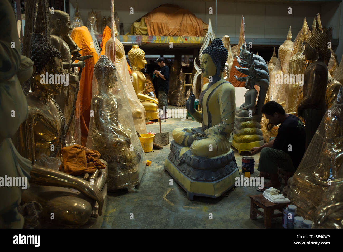 Bamrung Muang Road, altrimenti noto come Buddha Bangkok Street, dove gli artigiani Thai scolpire, vernice e applicare la foglia oro di Buddha Foto Stock