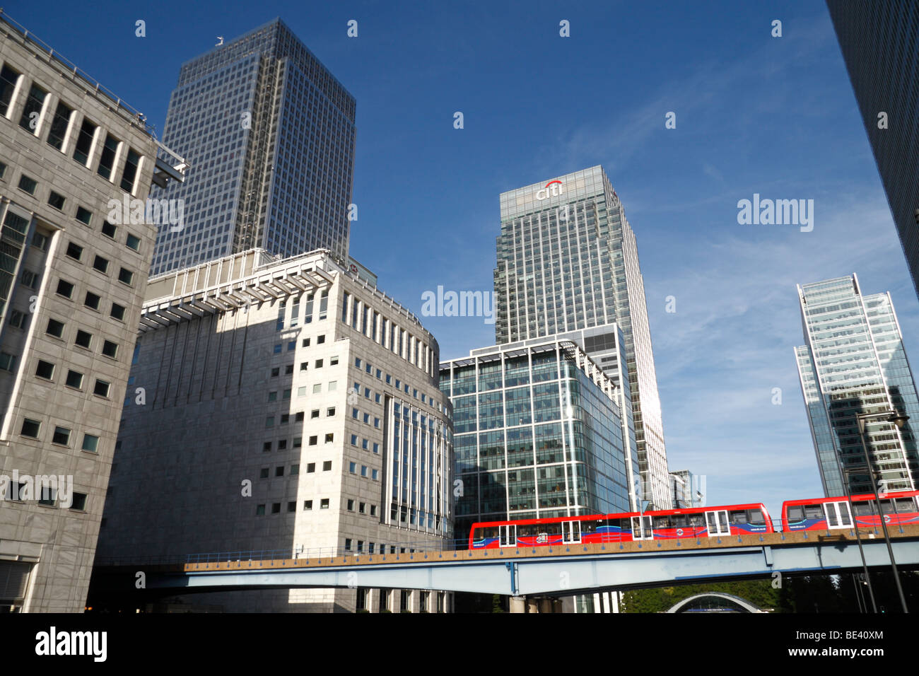 Un Docklands Light Railway treno passa attraverso il Canary Wharf area, Docklands di Londra, Regno Unito. Foto Stock