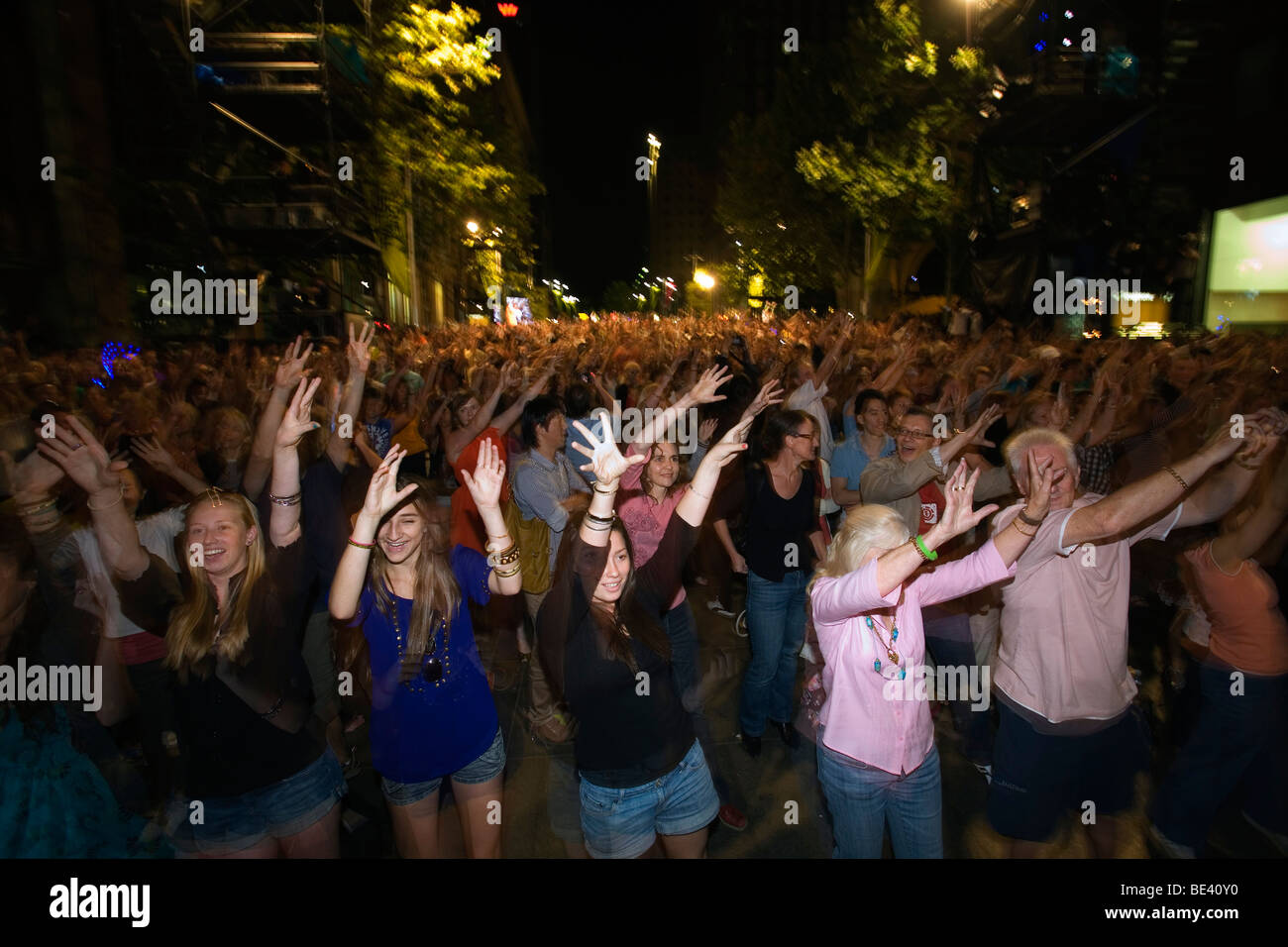 Una folla danze 'L' di Sydney in Martin Place durante l'annuale Festival di Sydney prima notte. Sydney, Nuovo Galles del Sud, Australia Foto Stock