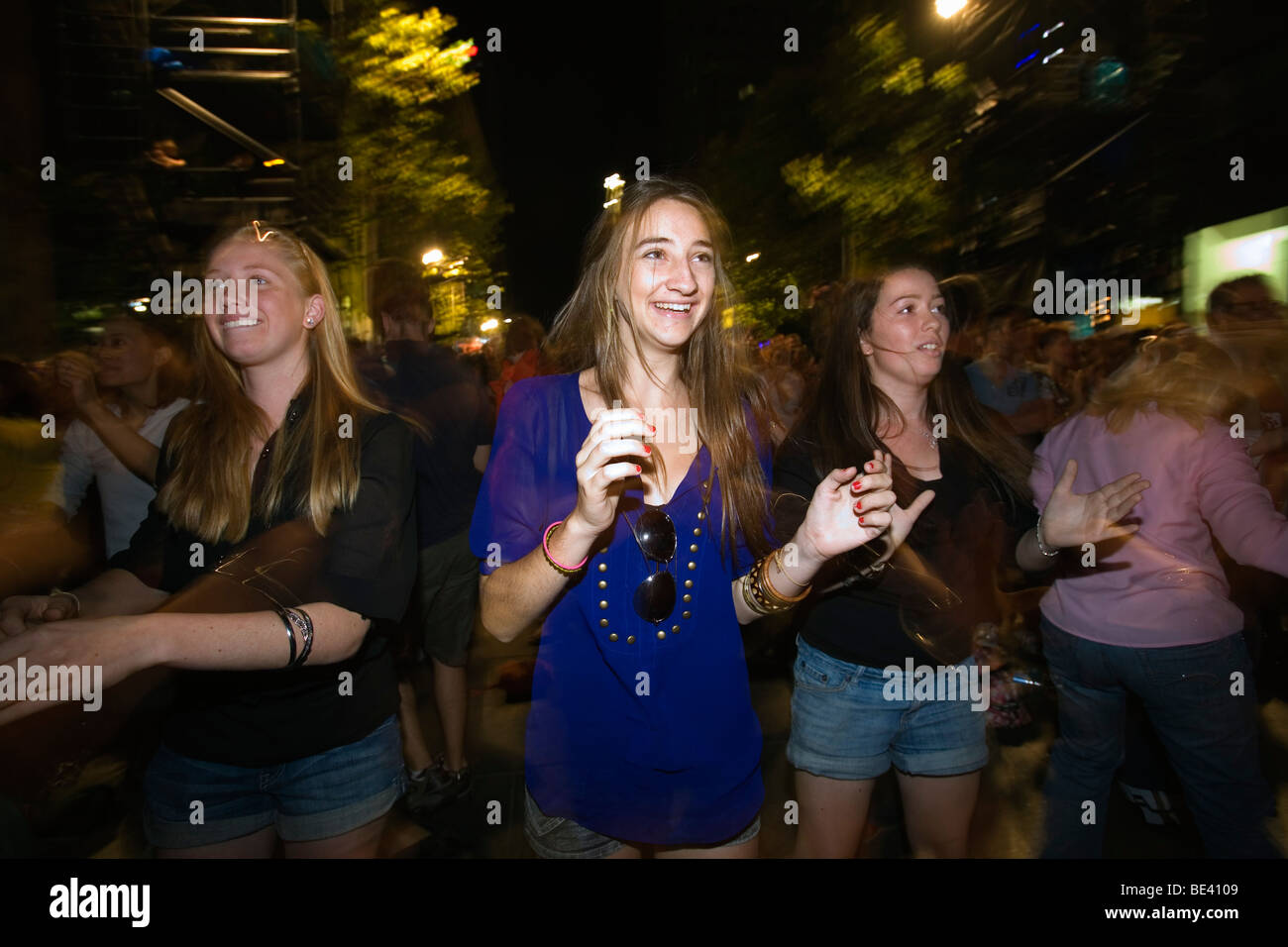 La gente ballare in Martin Place durante l'annuale Festival di Sydney prima notte. Sydney, Nuovo Galles del Sud, Australia Foto Stock