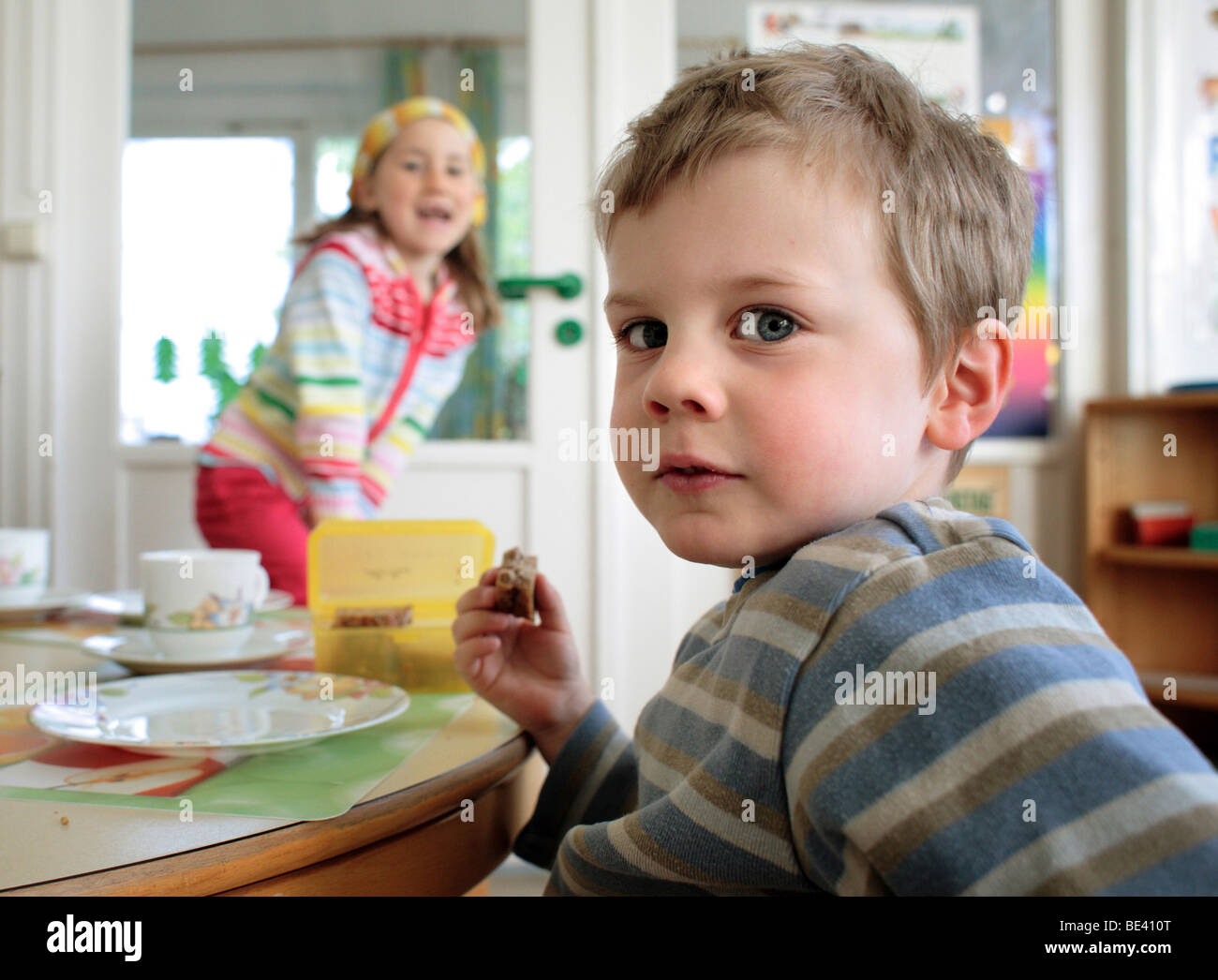 I bambini di mangiare al giorno-centro di cura. Foto Stock