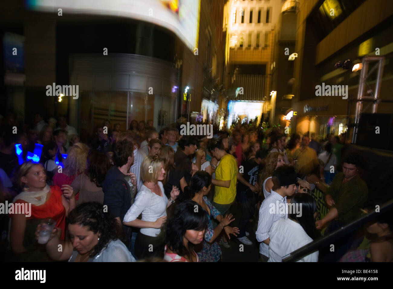 Festa da ballo a Sydney's laneways durante il Festival prima notte. Sydney, Nuovo Galles del Sud, Australia Foto Stock