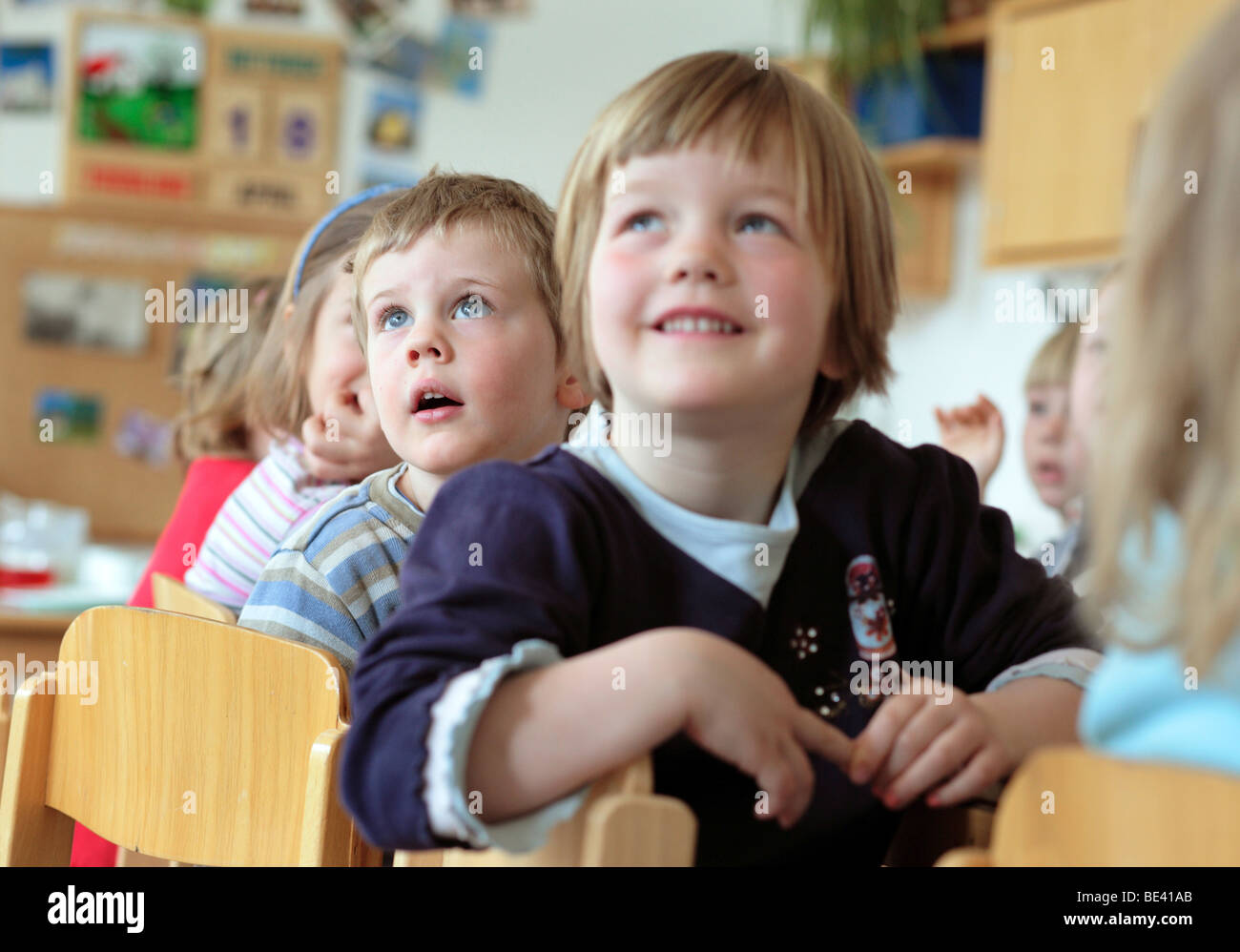 I bambini in una giornata-centro di cura. Foto Stock