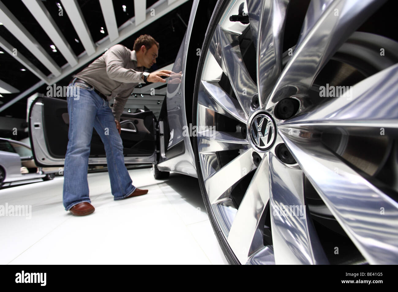 63Th International Motor Show ( IAA ): un visitatore è interessato in una vettura del costruttore Volkswagen Foto Stock