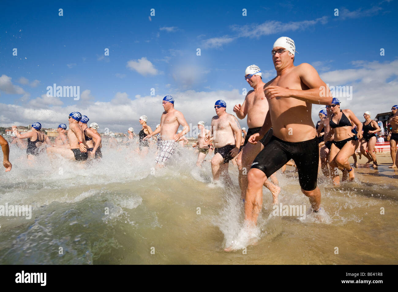 I concorrenti sprint per l'acqua durante una gara di nuoto a Bondi Beach. Sydney, Nuovo Galles del Sud, Australia Foto Stock