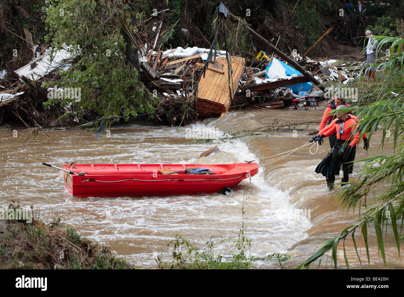 Ricerca e salvataggio della squadra sul fiume gonfio, dopo le inondazioni vicino a St Maxime, Provenza, sud della Francia. Foto Stock