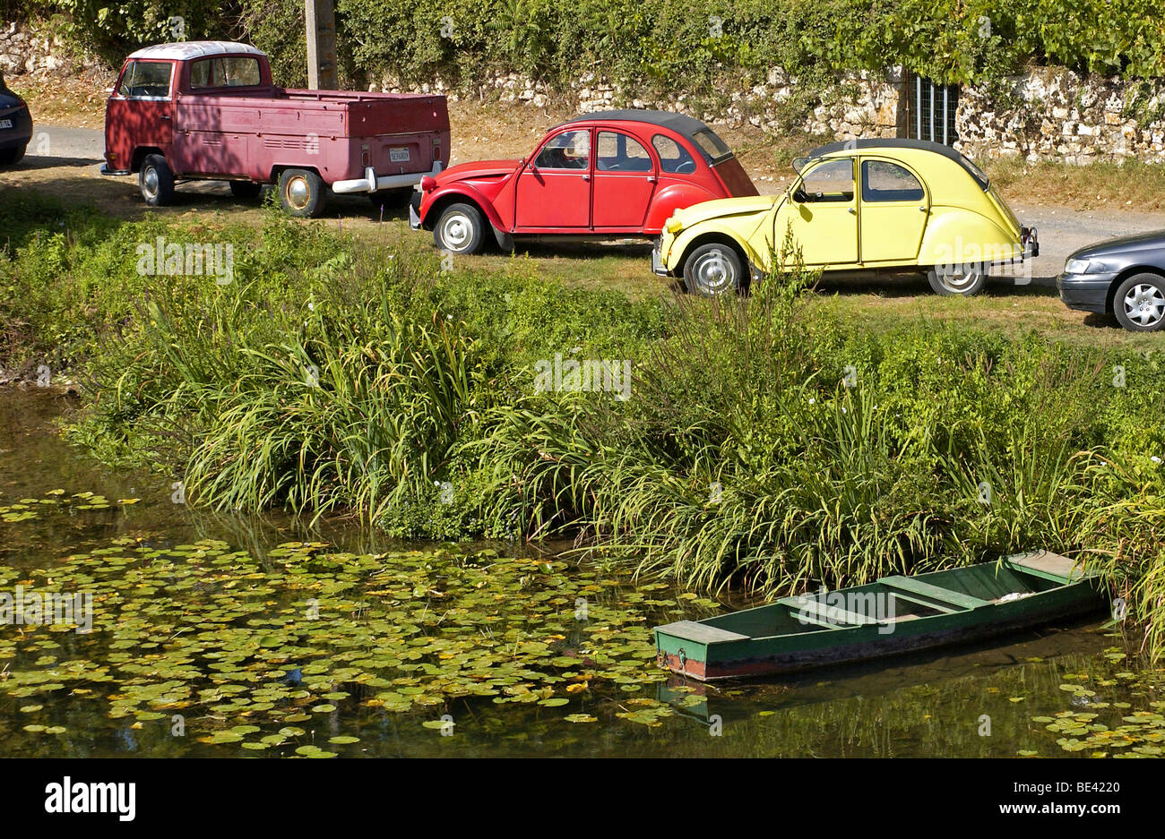 Classic Citroen 2CV parcheggiato a riverside in Francia Foto Stock