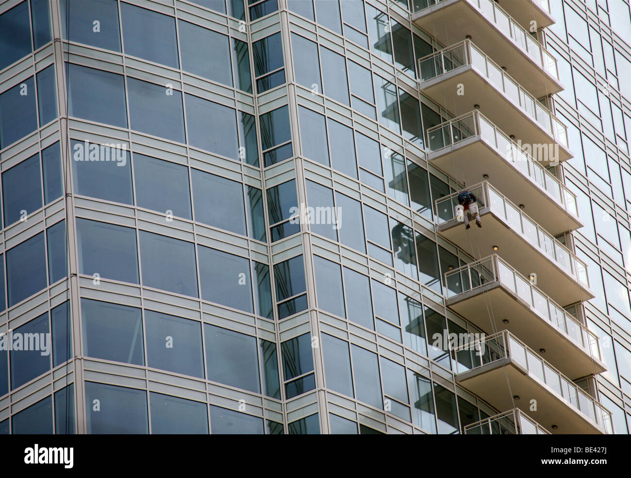 Un Operaio Di Lavanderia Di Una Finestra Si Appende a Un Grattacielo Di Un  Edificio Alto E Lava Vetri Di Grandi Dimensioni Per Fotografia Stock -  Immagine di gestione, rischio: 219044370