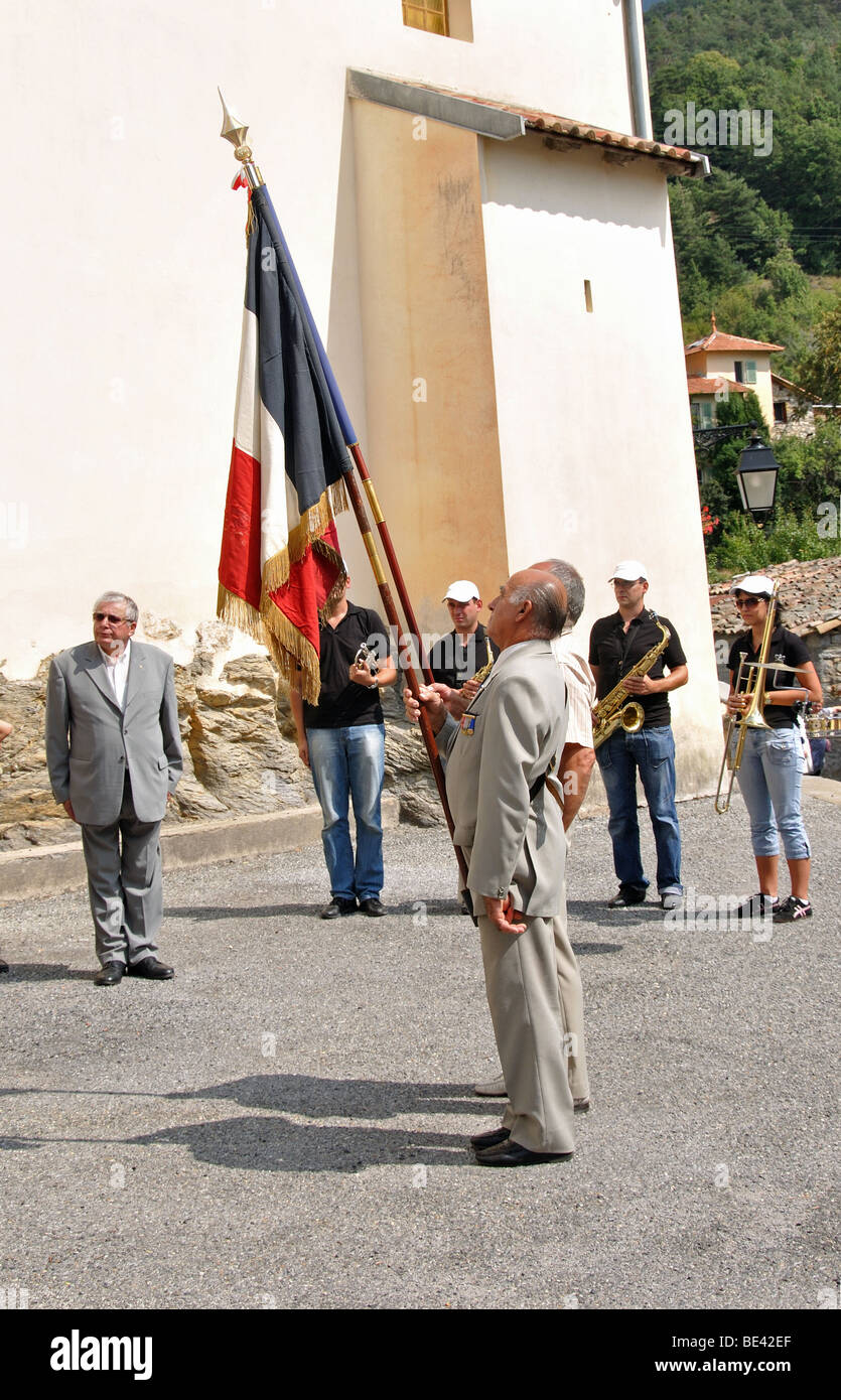 Celebrazione presso il memoriale di guerra durante la fete a Marie Village, Alpes Maritimes, Francia Foto Stock