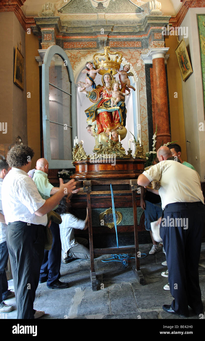 La statua della Vergine Maria lascia la chiesa durante il Summer Festival a Marie Village Foto Stock