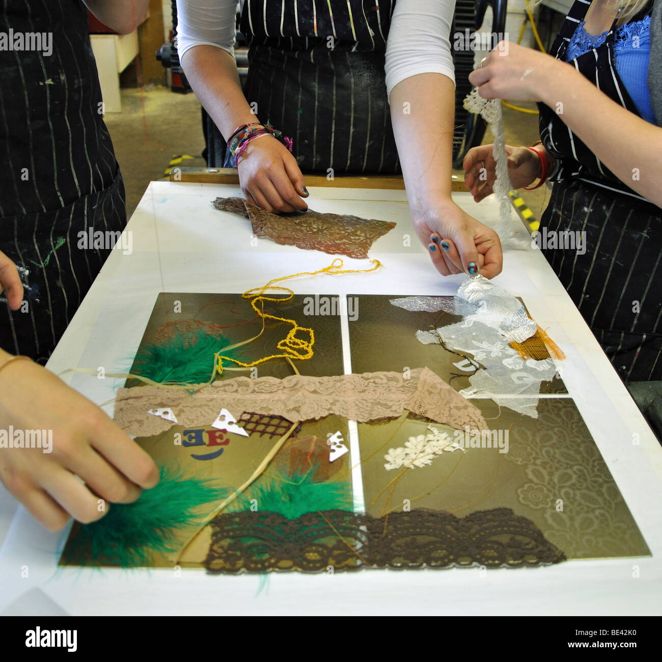 La scuola dei bambini creando un attacco utilizzando textutes in uno studio di incisione Foto Stock