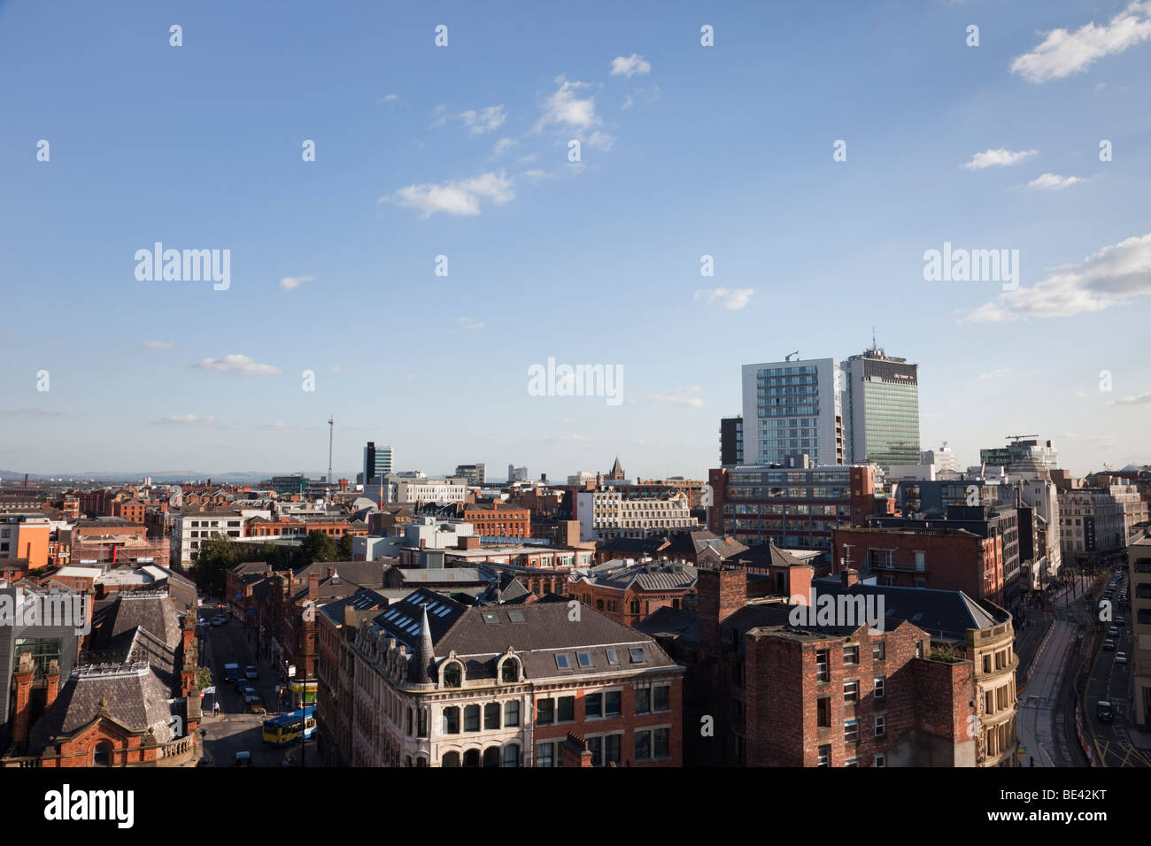 Vista in elevazione dello skyline della città vicino al centro di Manchester, Inghilterra, Regno Unito, Gran Bretagna. Foto Stock
