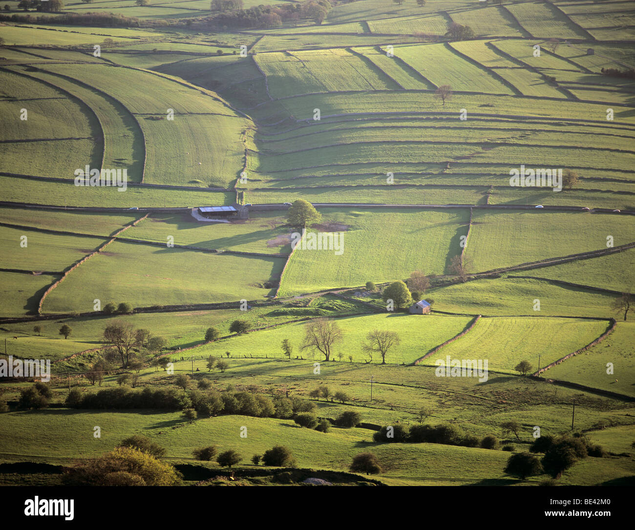Tipico paesaggio inglese paesaggio rurale con un patchwork di campi verdi. Grande Hucklow, Derbyshire, Inghilterra, Regno Unito, Gran Bretagna. Foto Stock