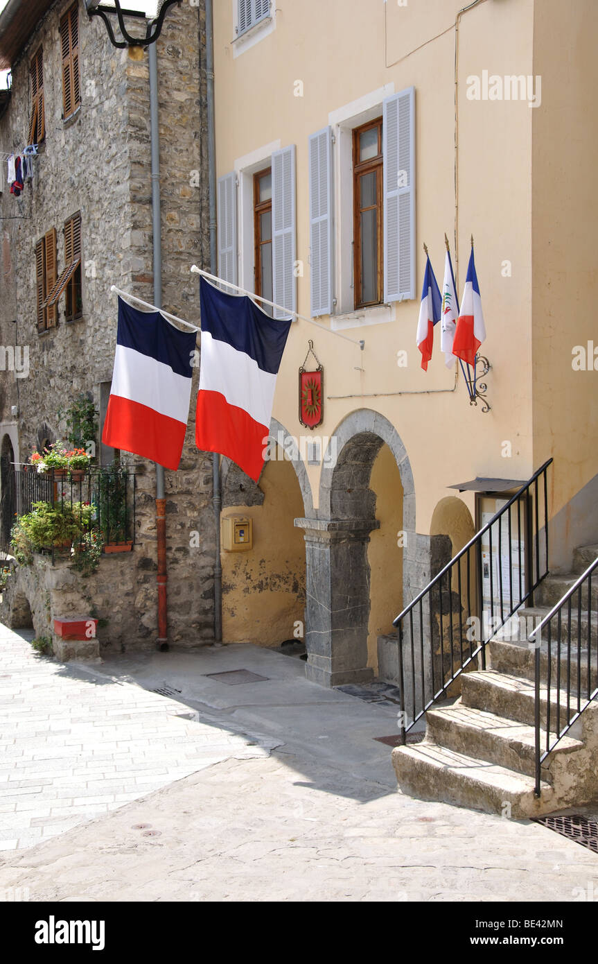 Bandiere di Francia appesa fuori il 'Mairie' durante la fete a Marie Village, Alpes Maritimes, Francia Foto Stock