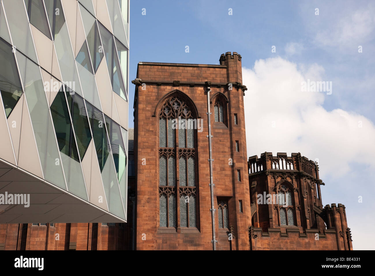 Moderno edificio di vetro da John Ryland della biblioteca nel vecchio edificio vicino al centro della citta'. Deansgate, Manchester, Inghilterra, Regno Unito, Gran Bretagna Foto Stock