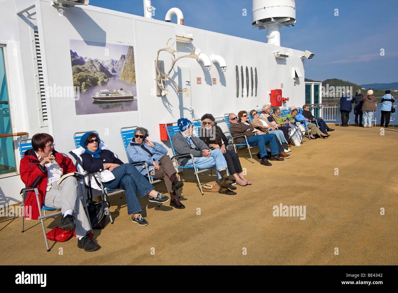 I passeggeri possano godere il sole a bordo della MS Trollfjord, uno di 12 navi Hurtigruten il trasporto di passeggeri e merci lungo la Norvegia la costa Foto Stock