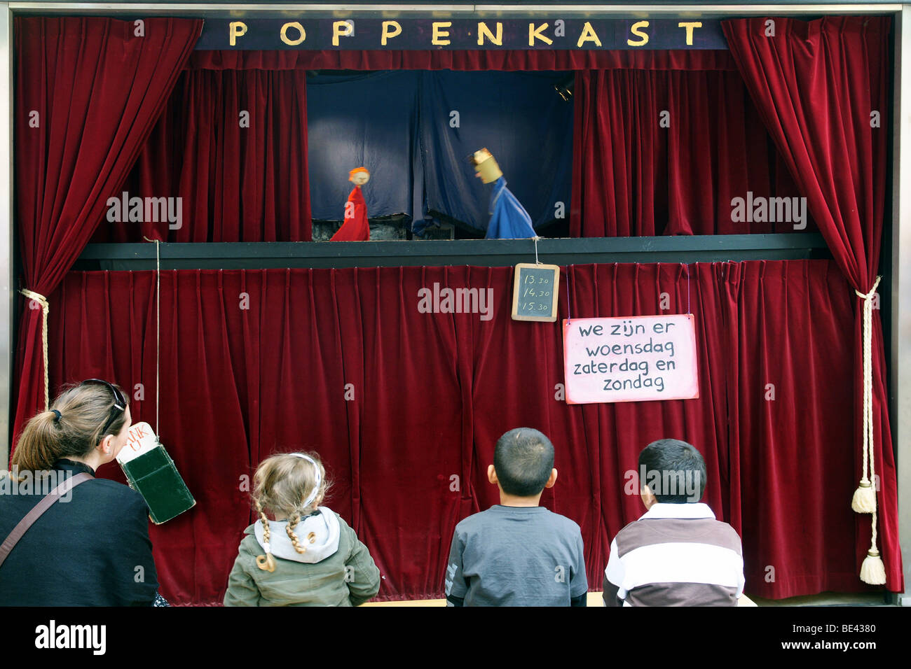 Puppet Theatre stage in strade di Rotterdam all'aperto con i bambini a guardare il gioco avente tende rosse Foto Stock