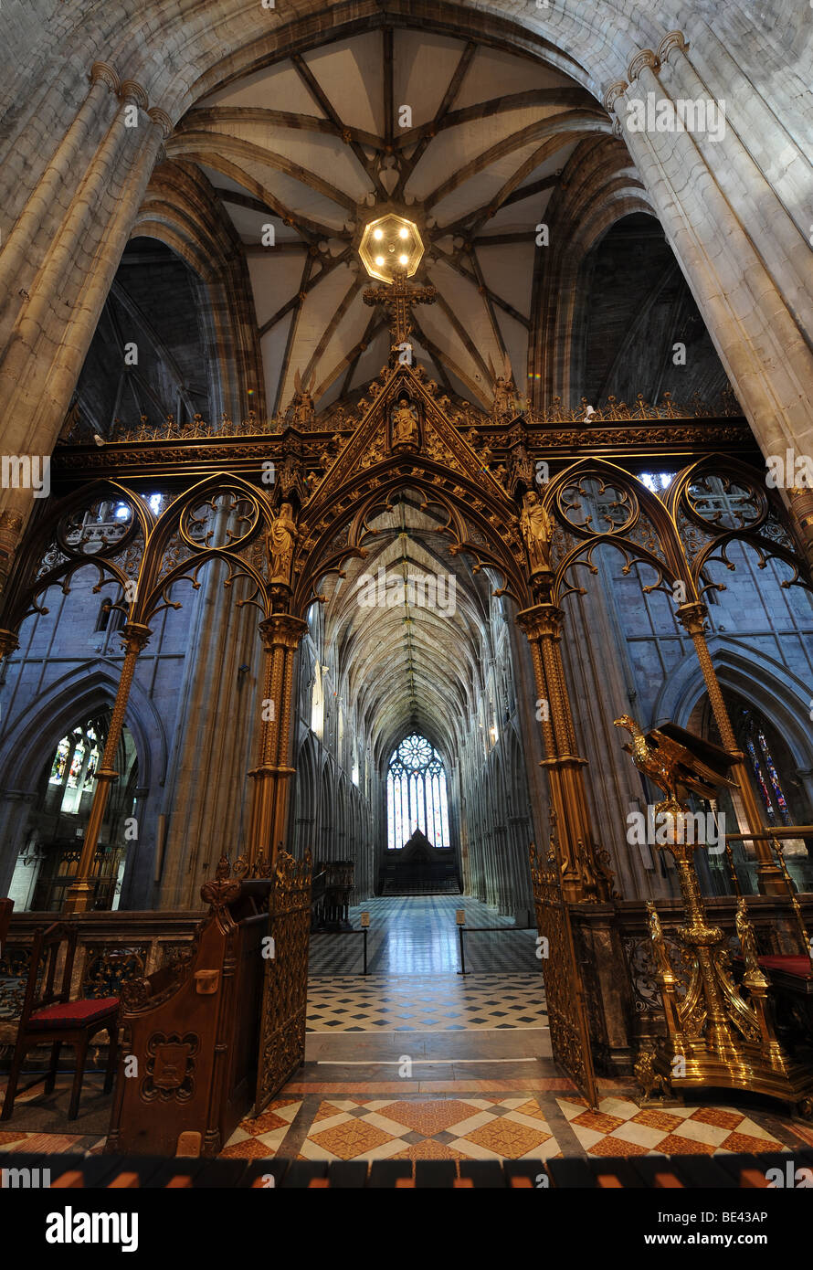Interni e alto soffitto a volta della cattedrale di Worcester come tardo pomeriggio di sole risplende attraverso le finestre del palazzo Foto Stock