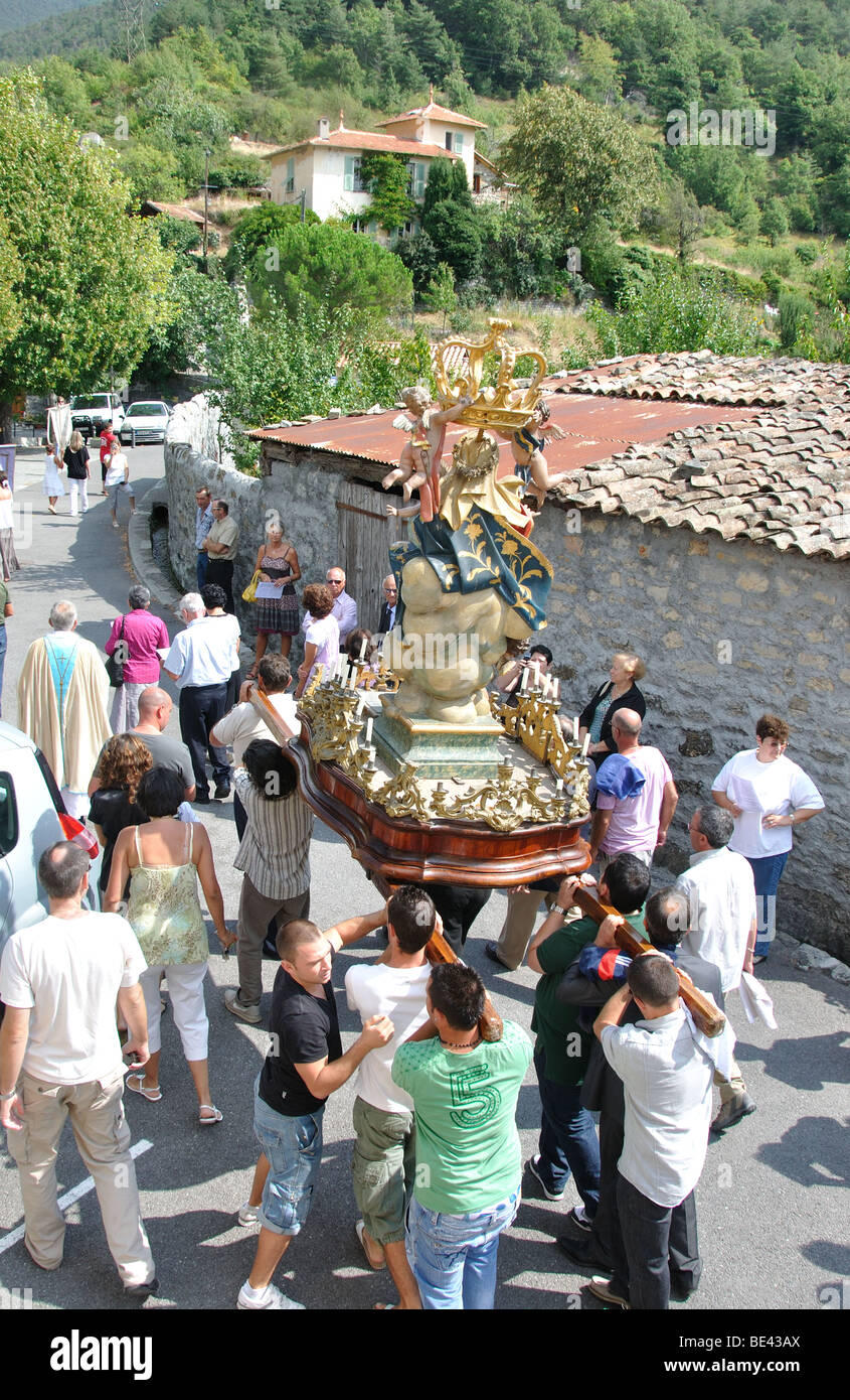 La statua della Vergine Maria lascia la chiesa durante il Summer Festival a Marie Village Foto Stock