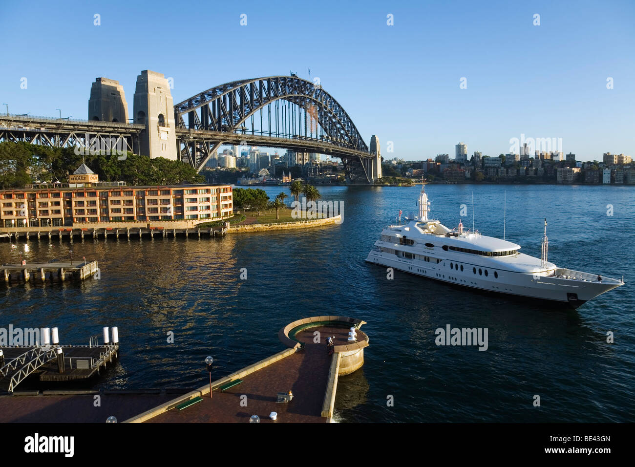 Uno yacht di lusso in motori Campbell's Cove con il Ponte del Porto di Sydney al di là. Sydney, Nuovo Galles del Sud, Australia Foto Stock