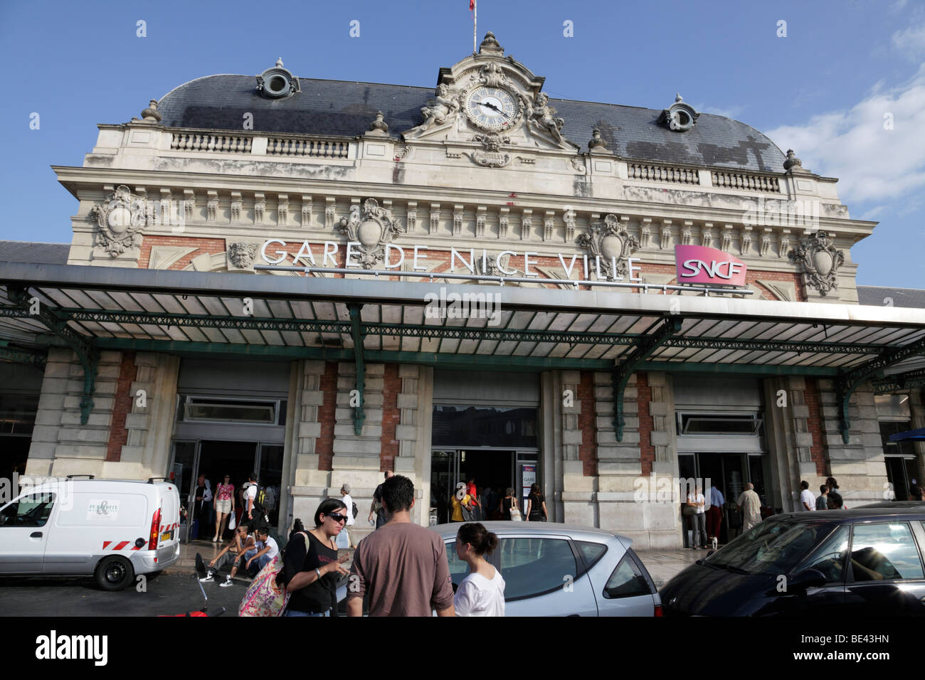 La facciata della centrale di stazione ferroviaria SNCF di Nizza nel sud della Francia Foto Stock