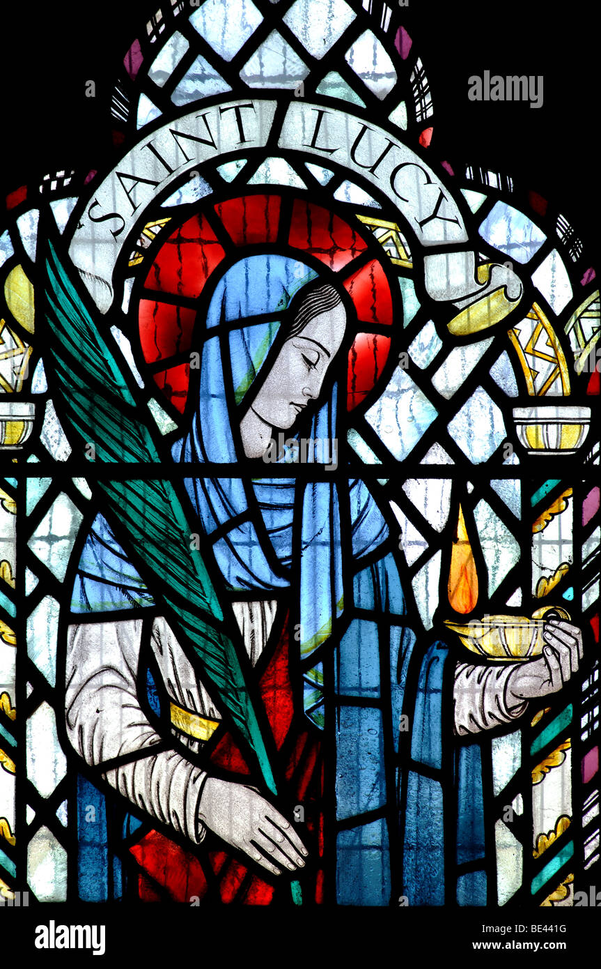 Santa Lucia in vetro colorato, la chiesa di Santa Maria, Willoughby Waterleys, Leicestershire, England, Regno Unito Foto Stock