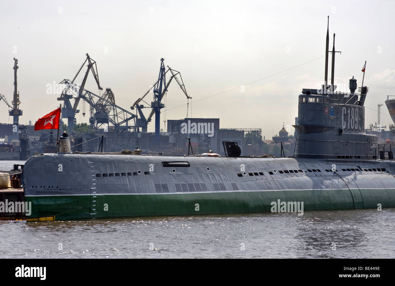 Vecchio diesel sommergibile della marina militare sovietica, costruito nel 1954, oggi sede di un museo di San Pietroburgo, Russia Foto Stock