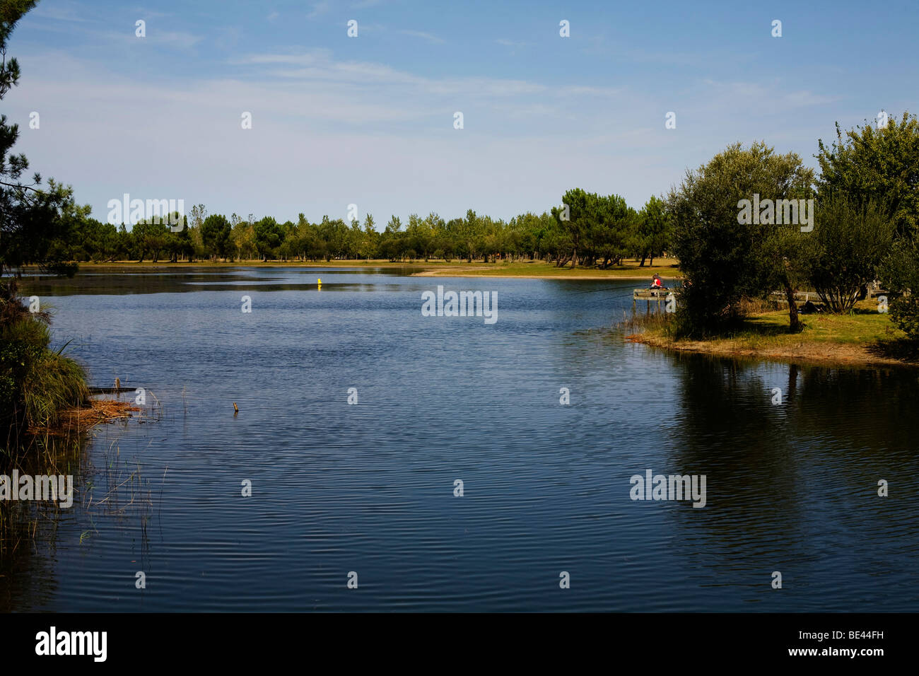 Un lago per la pesca sportiva a Hourtin porta sul Lac d'Hourtin nel Medoc Ocean regione di Bordeaux in Francia Foto Stock