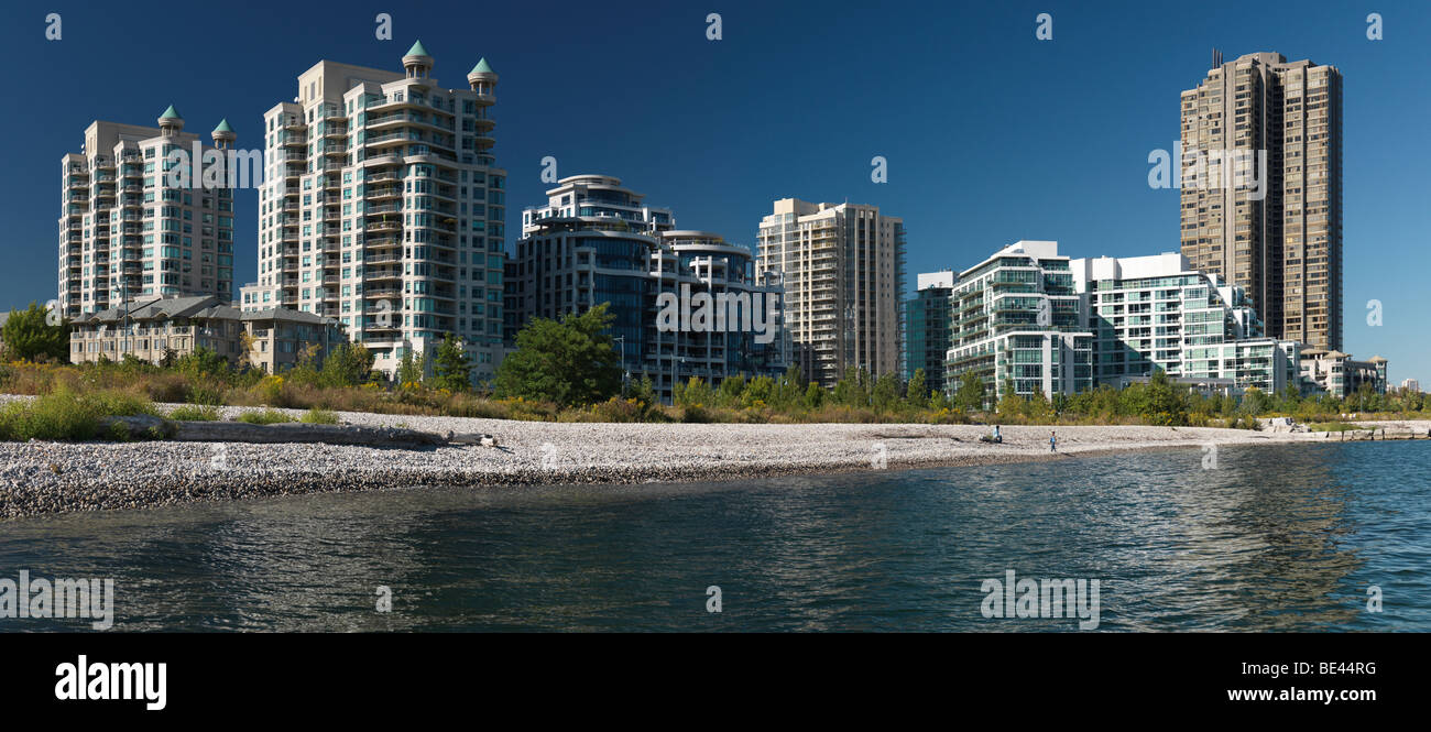 Condominio edifici su una riva del lago Ontario. Sud Etobicoke, Toronto, Ontario, Canada. Foto Stock