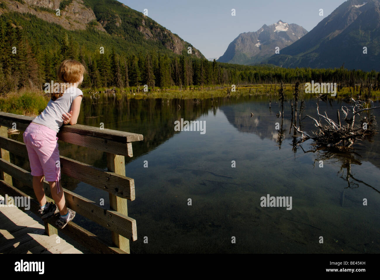 Ragazza guardando la vista fiume Eagle Centro Natura, Chugach State Park, Alaska Foto Stock