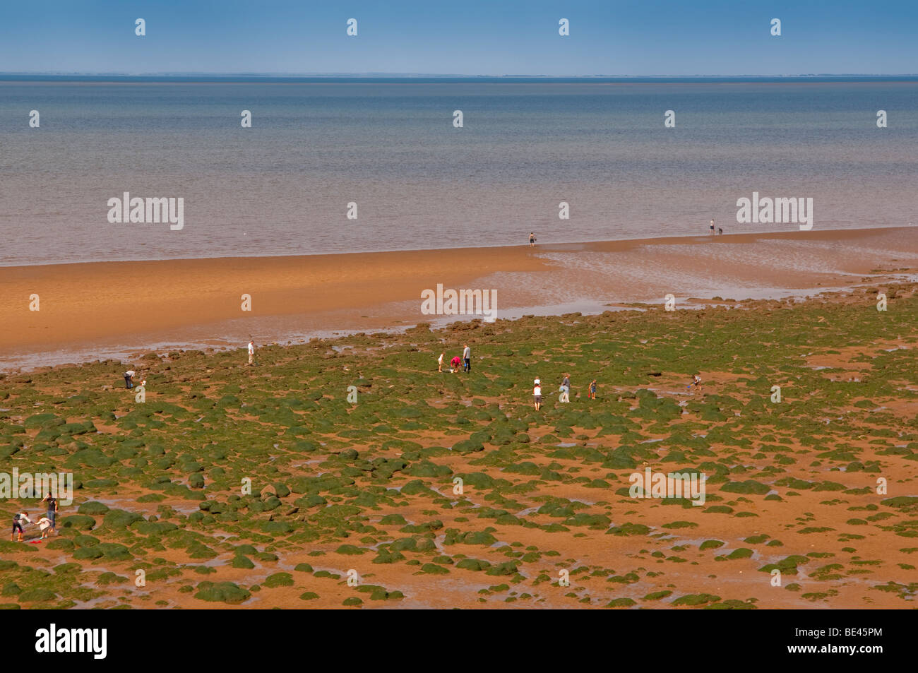 La spiaggia con la gente a Hunstanton , North Norfolk , Regno Unito Foto Stock