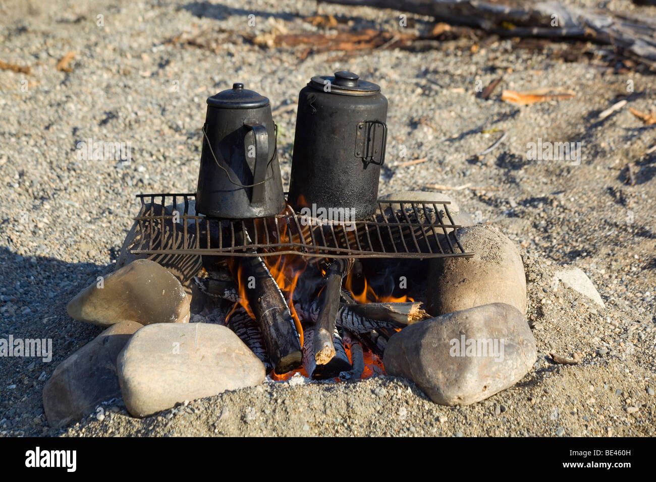 Due bollitori su un fuoco di campo, grill, nero dalla fuliggine, bollitore per tè e caffè, superiore Liard River, Yukon Territory, Canada Foto Stock