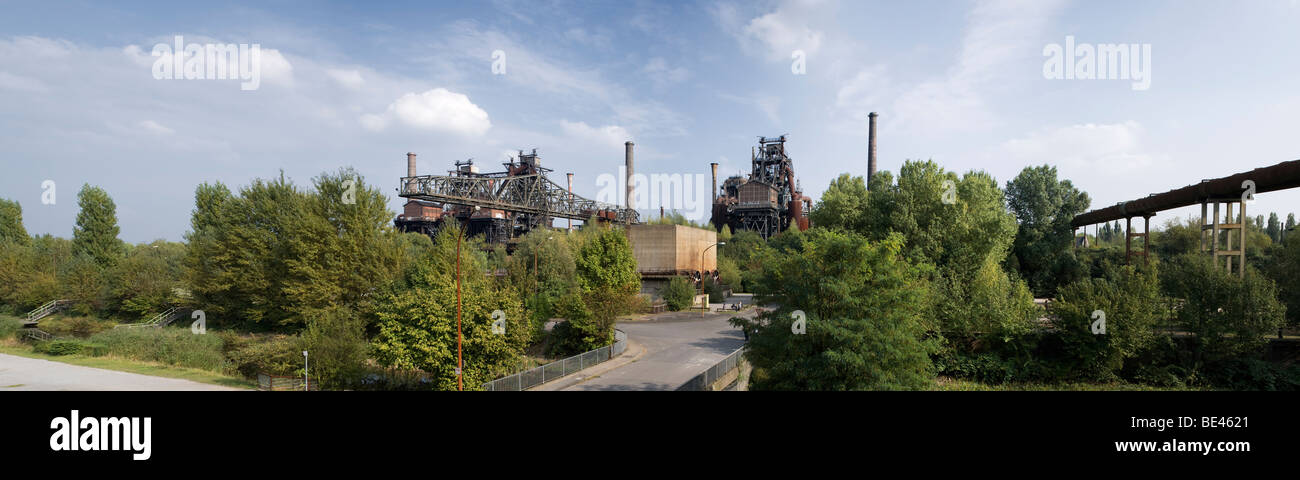 Vista panoramica della fonderia di ferro chiusa a Duisburg, ora trasformata nel Landschaftspark Duisburg-Nord Foto Stock