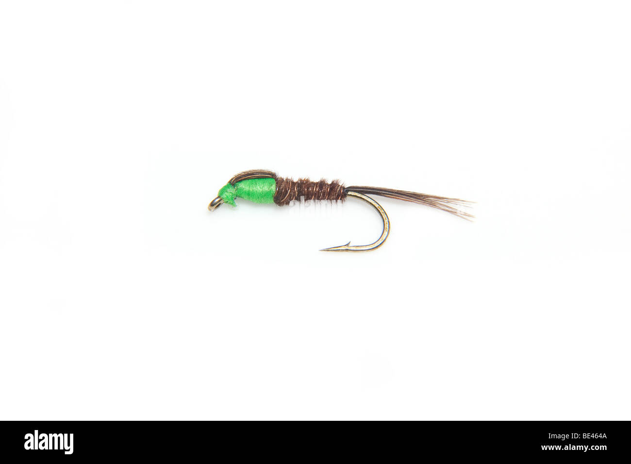 Green spot Pheasant Tail nymph, pesca alla trota volare. Isolato su un bianco di sfondo per studio. Foto Stock