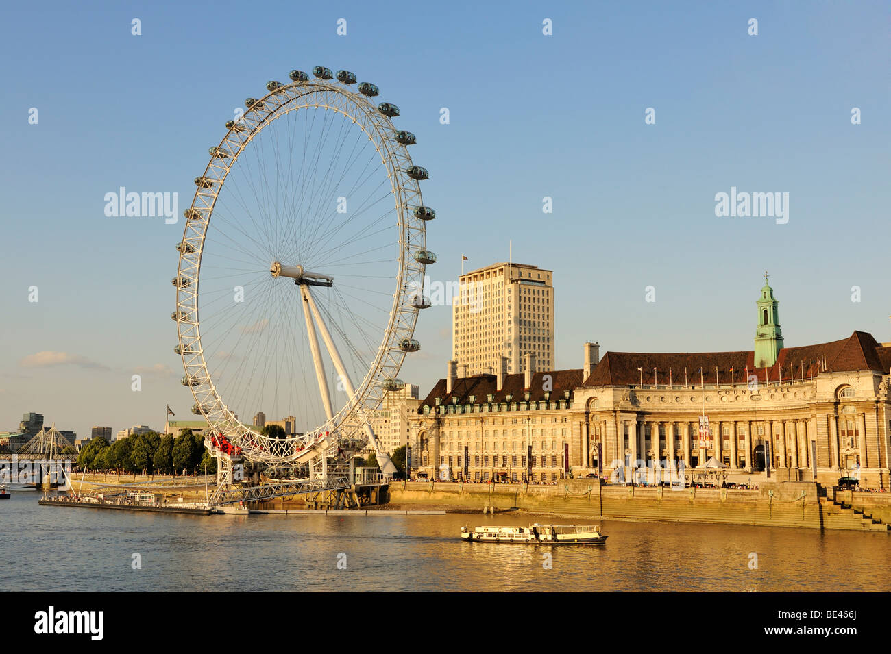 Vista sul Fiume Tamigi, a 135 metri di altezza il London Eye o Millennium Wheel, London, England, Regno Unito, Europa Foto Stock