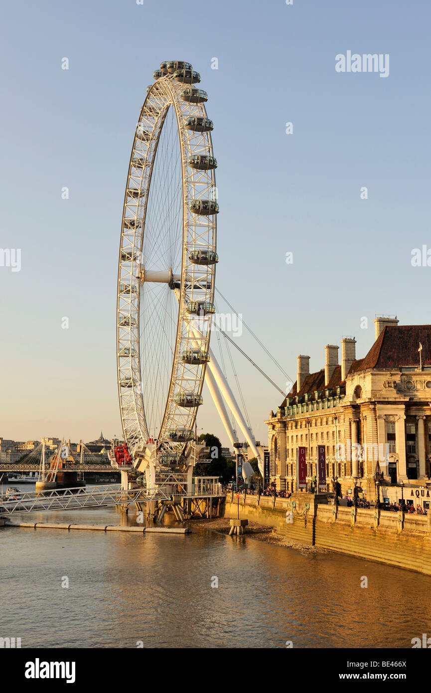 Vista sul Tamigi da Westminster Bridge e il 135 metro-alta London Eye o Millennium Wheel, London, England, Regno Unito Foto Stock