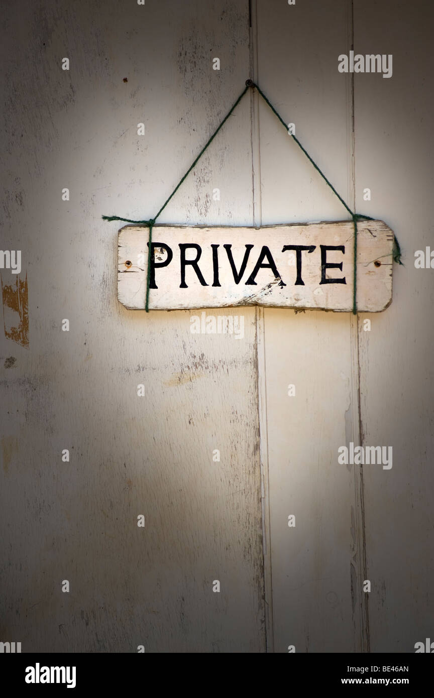 Legno segno privato appeso sul dipinto di bianco con porte sfald vernice Foto Stock
