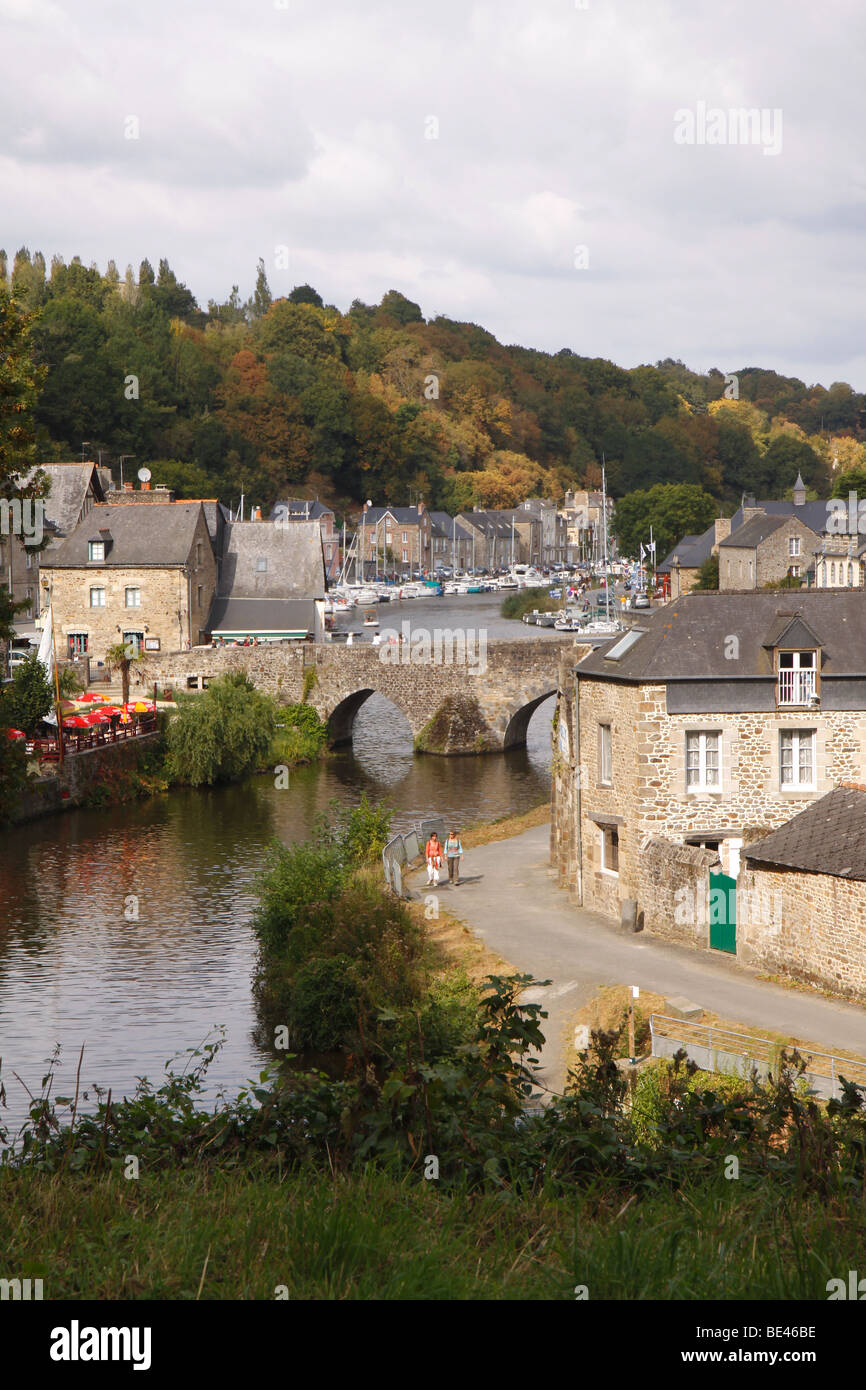 Vista panoramica del fiume Rance nel vecchio Dinan Francia Foto Stock