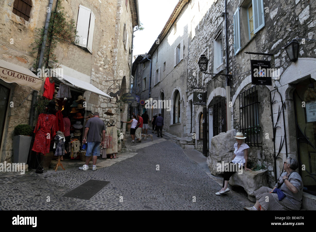 Vista lungo la stradina di rue grande una delle principali strade di St Paul de Vence provence alpes maritimes a sud della Francia Foto Stock