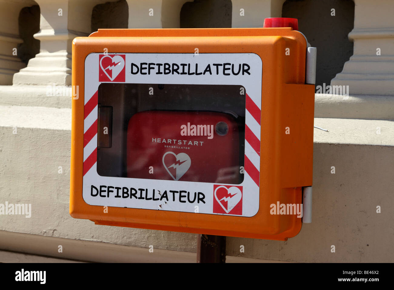 Un defibrillatore street situato in cima ad una ripida strada di Monte Carlo Monaco sud della Francia Foto Stock