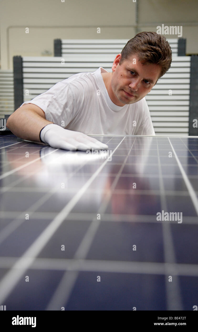 Solon SE: produzione di pannelli solari. Lavoratore il controllo della qualità di un pannello finito, BERLINO, GERMANIA Foto Stock