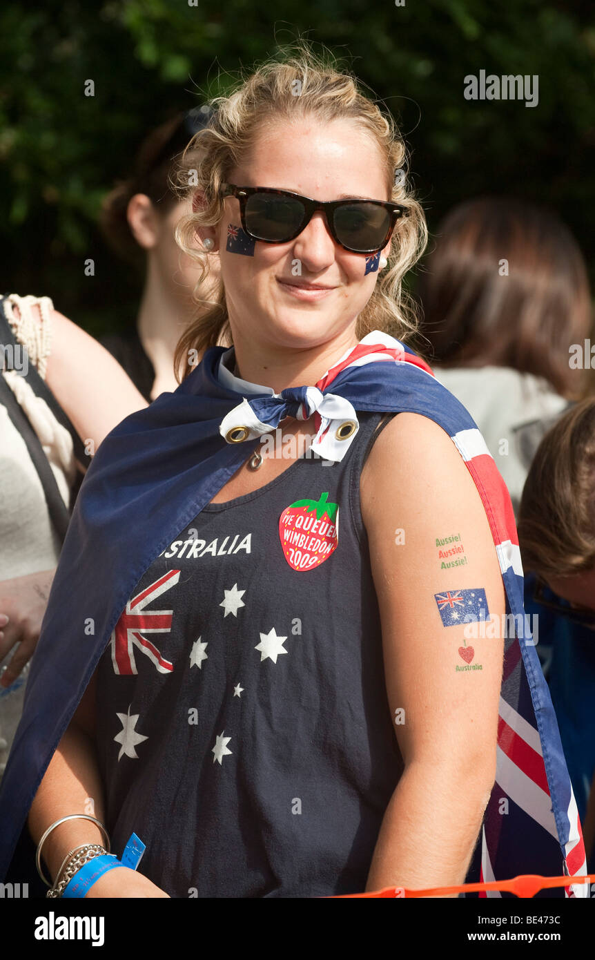 Giovane donna che indossa una bandiera australiana all apertura ufficiale il primo giorno del torneo di Wimbledon Tennis Championships 2009 Foto Stock