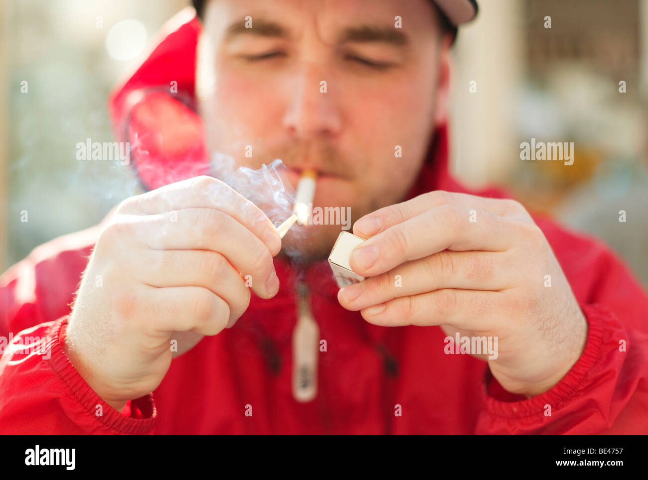 L'uomo accendere una sigaretta Foto Stock