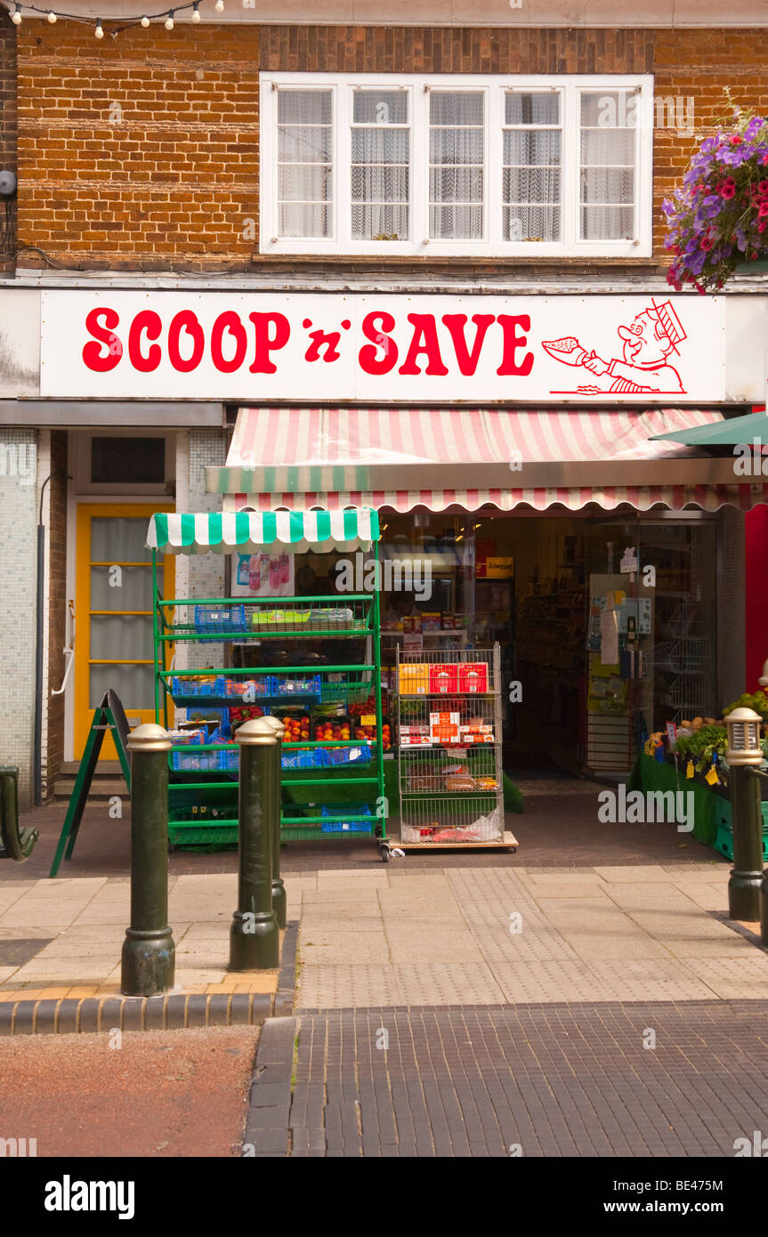 Il convogliatore 'n' Save shop store in Hunstanton , North Norfolk , Regno Unito Foto Stock