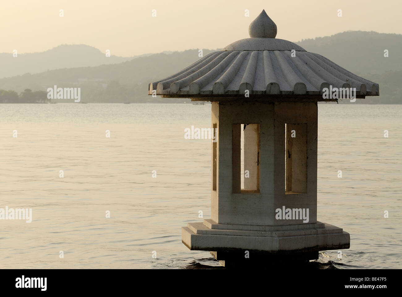 Sole serale con il cinese pagoda d'acqua sul Lago Ovest, cinese: Xi Hu, di fronte a uno sfondo montano, Hangzhou, Cina e Asia Foto Stock