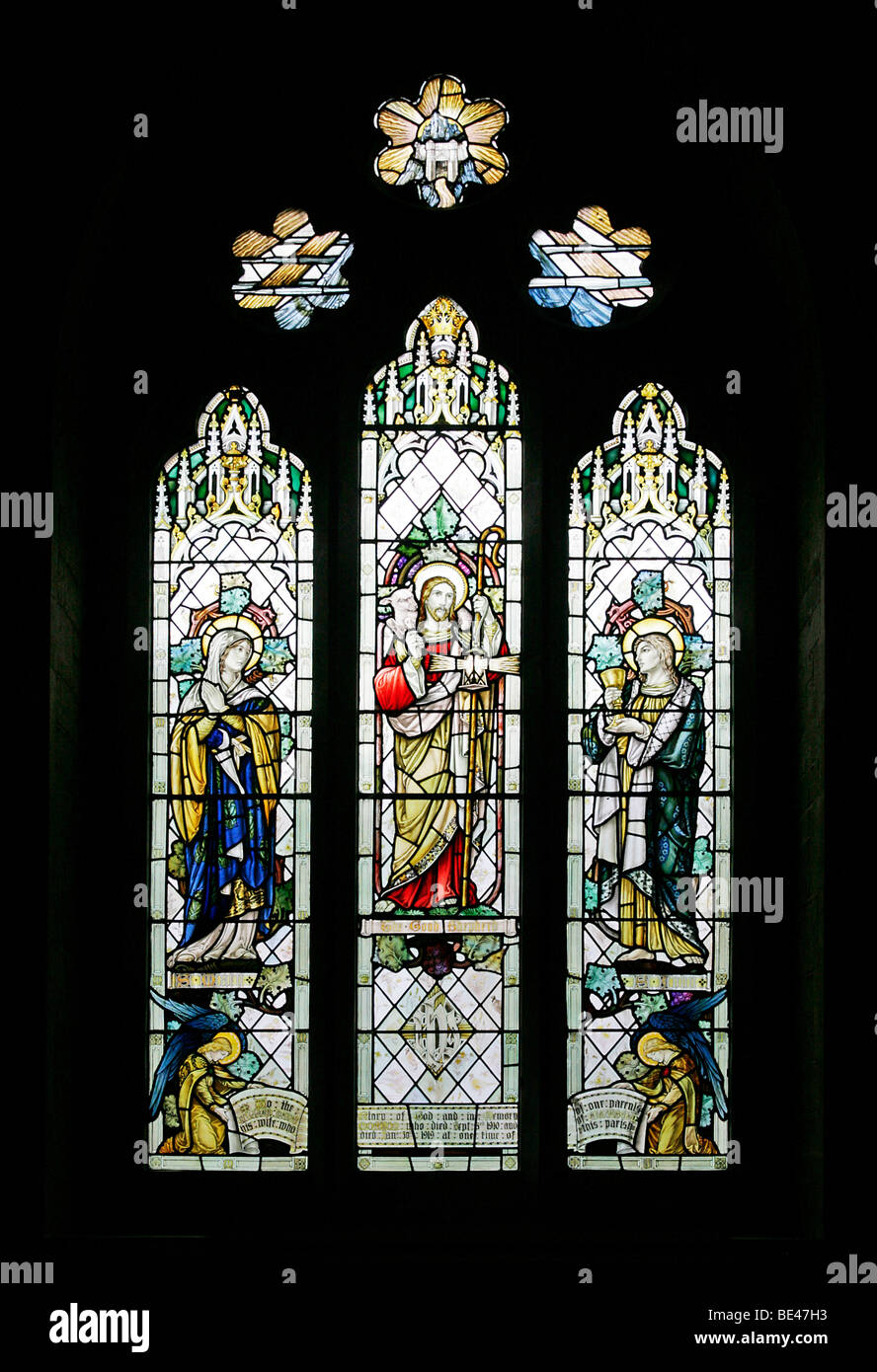 Vetrata raffigurante Gesù affiancato da Santa Maria e San Giovanni, tutti i Santi Harmston, Lincolnshire Foto Stock