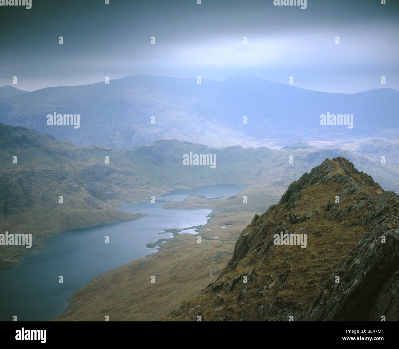Lyn Lydaw Snowdonia Galles paesaggio di montagne in basso il cloud Foto Stock