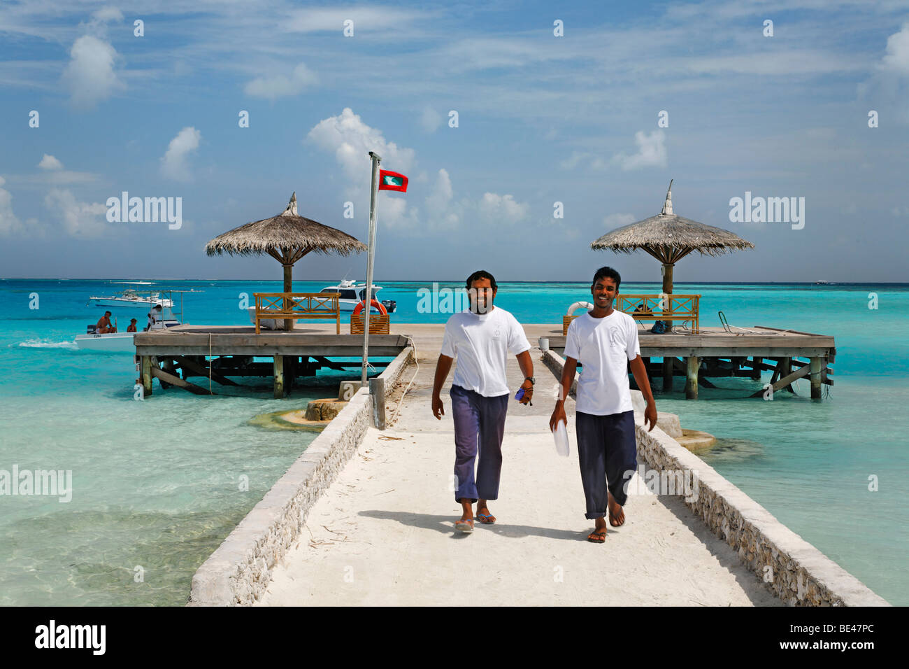 Maldivians presso un pontile Maldive isola, South Male Atoll, Maldive, Achipelago, Asia, Oceano Indiano Foto Stock